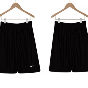 Puede incluir: Pantalones cortos deportivos negros con un logotipo blanco de Nike en forma de swoosh en la pierna derecha.