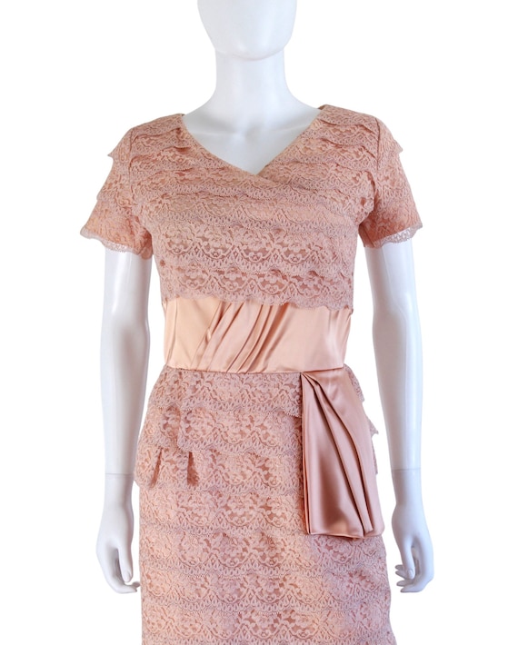 1950s Dusky Peach Satin & Lace Wiggle Cocktail Dr… - image 2