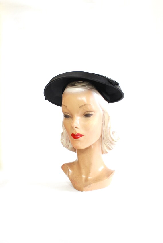 1950s Black Velvet Saucer Platter Hat with Satin D