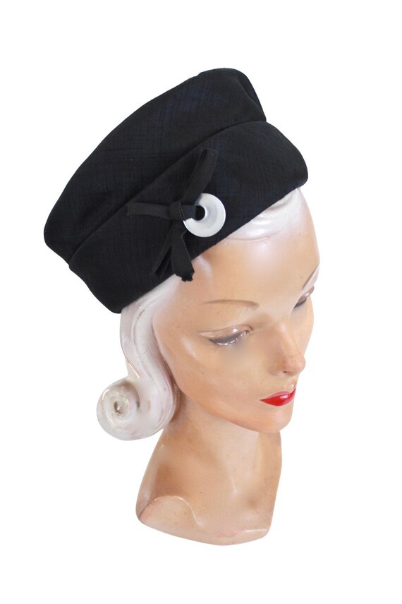 1950s Black Silk Pillbox Toque Hat with Moonglow Deta… Gem
