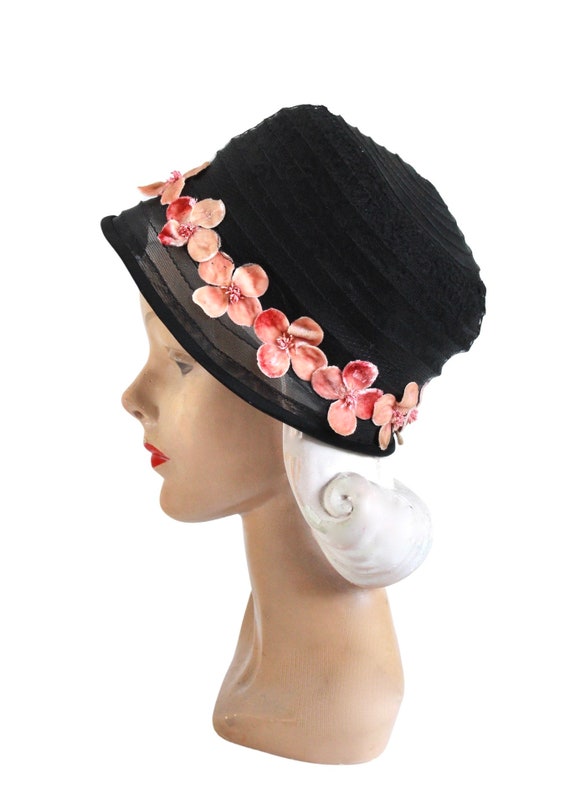 1920s Black Cloche Hat with Pale Pink Velvet Flow… - image 5