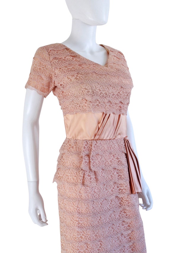 1950s Dusky Peach Satin & Lace Wiggle Cocktail Dr… - image 8