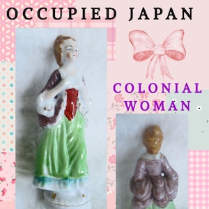 以下が含まれることがあります： 占領下の日本のヴィンテージ磁器人形。緑色のドレス、赤い胴着、茶色のショールを着ています。画像には「OCCUPIED JAPAN」と「COLONIAL WOMAN」の文字が含まれています。