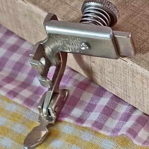 Singer Sewing Machine Low Shank Pressure foot for zipper or cording,  Hinged Narrow Zipper foot, Left or Right side,  Simanco 161127  (4)