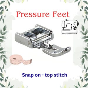 Puede incluir: Un prensatelas plateado para máquinas de coser, con el texto "Pressure Feet" en rojo y "Snap on - top stitch" en azul. También hay una cinta métrica y una ilustración de máquina de coser.