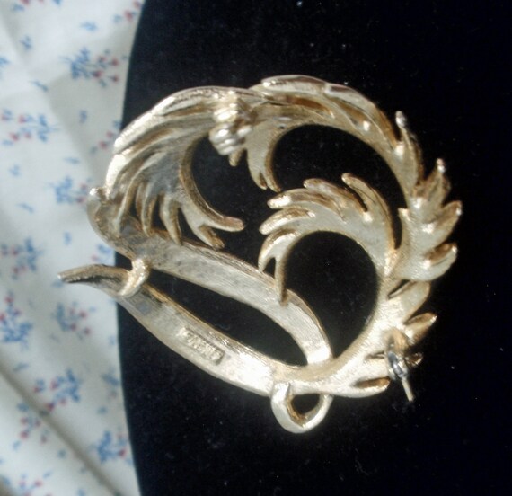 Gold Tone Lisner brooch, - image 2