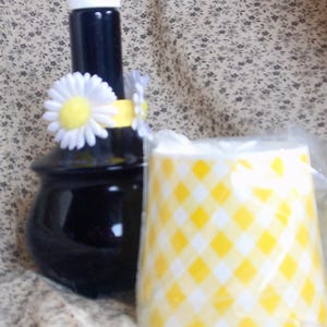 Avon Hearth Lamp, 1973-1979, NEU in Box, schwarzes Glas mit Goldgriff, Gänseblümchenring um den Flaschenhals, Roses Roses, 8 Fl Oz