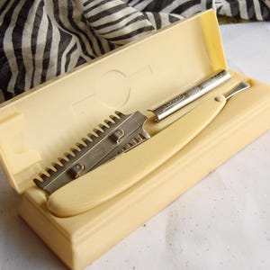 Durham Duplex Bakelite handle straight razor with Bakelite storage case, Yellow storage case, Protective blade is accessory, fold in razor