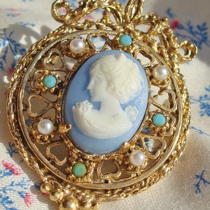 Florenza Cameo Brosche: Blaue Cameo, Perlen, Goldherzen