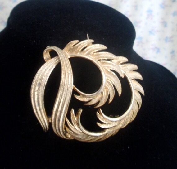 Gold Tone Lisner brooch, - image 1