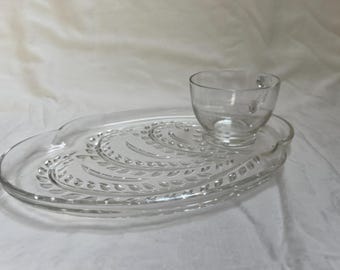 Zestaw przekąsek Federal Glass „Hospitality”. Wzór wypukłej paproci/zawijasu liści. Zestaw 4 talerzy i szklanek.