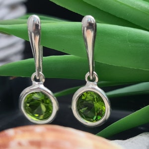 Orecchini pendenti in argento sterling con peridoto, gioielli minimalisti con pietra verde