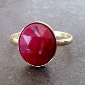Rubin Ring, Gold Oval Ring, Edelstein Ring, Juli Geburtsstein Ring, Lünette Ring, Geburtstag Ring