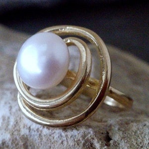 Big Pearl ring, spiral ring, wedding gift, bridal jewelry, gold ring, gold wire band, wire wrapped ring, cocktail ring, white pearl ring,