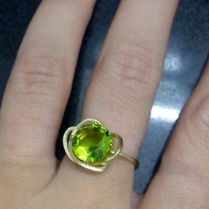 Peridot ring, gold ring, gemstone ring, small ring, statement ring ,round ring, vintage ring, olive green ring, cocktail ring