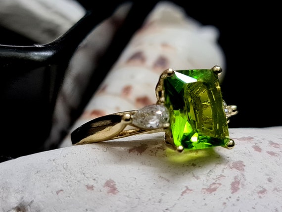What would be your greatest surprise? A staggering 13-carat Colombian  emerald has lavished this beautifully sculpted Alaghband ring. #A... |  Instagram