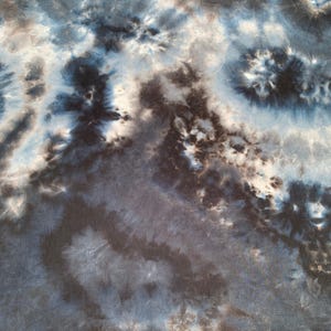 Tecido de malha jersey de bambu com elastano, tingido com tie-dye nas cores preto, azul-marinho e branco, vendido por metro (60 polegadas).