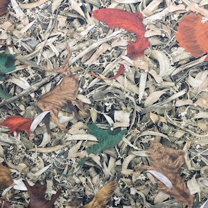 Pode incluir: Padrão detalhado com uma mistura de folhas de outono em tons de castanho, vermelho e verde, juntamente com uma silhueta de veado castanho. O fundo é uma mistura de folhas secas e pequenas flores brancas, criando uma estética natural e terrosa.