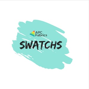 Op de afbeelding: De afbeelding toont de tekst "SWATCHES" in een vetgedrukte, zwarte, handgeschreven lettertype, tegen een lichtblauwe penseelstreekachtergrond. Het APC Fabrics-logo, een kleurrijke driehoek, staat in de linkerbovenhoek.