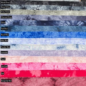 Puede incluir: Muestras de tela teñida con la técnica tie-dye en varios colores, incluyendo negro/gris, negro/blanco, verde militar, gris carbón, azul marino, azul turquesa, azul real, azul bebé, azul empolvado, lavanda, melocotón, rosa intenso, rojo y burdeos.