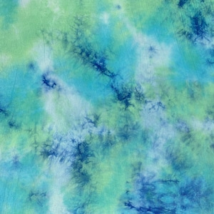 Tejido de punto jersey de bambú y spandex azul, verde y blanco con estampado tie-dye de nubes, 60 pulgadas, ecológico, cortado a medida.