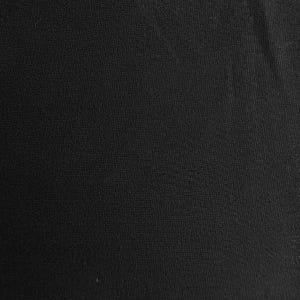 Pode incluir: Um tecido preto sólido com uma textura de malha fina e uniforme. O material apresenta uma aparência mate consistente em toda a superfície, mostrando os laços densos e entrelaçados característicos de um têxtil de alta qualidade.