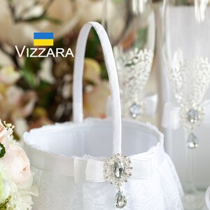 Wedding champagne flute Set of 2 White weddings Wedding glasses Personalized white wedding Champagne glasses