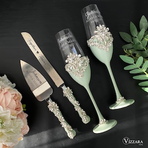 Wedding glasses Set of 2 and Cake cutting set Sage green wedding, Personalized, Champagne glasses and Wedding serving set Sage green wedding