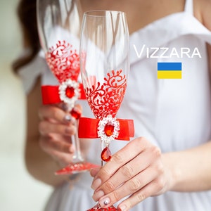 Champagne glasses Set of 2 White and Red weddings Personalized Glasses for wedding White and Red wedding Flutes for wedding White weddings