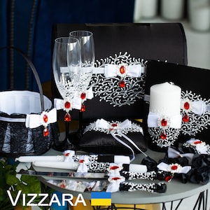 Mariage noir et rouge, Livre d'or, Coussin porte-alliances, Verres à champagne, Panier de demoiselle d'honneur, Pelle à gâteau, Boîte