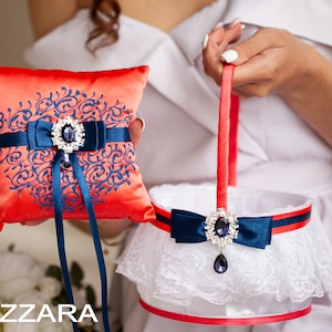 フラワーガールのバスケットとピローリングベアラー コーラルとネイビーブルーの結婚式 パーソナライズされたリングベアラーピローとバスケットフラワーガールのコーラルウェディング