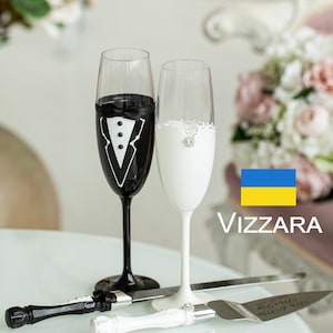 Champagne glasses Set of 2 Bride And Groom weddings Personalized Glasses for wedding Black and White weddings Flutes for weddings Black