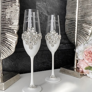 Wedding Glasses Set of 2 White wedding, Personalized glasses, Gifts for the Couple, Champagne glasses Rhinestones wedding, Crystal glasses