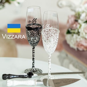 Champagne glasses Set of 2 Bride and Groom weddings Personalized Classes wedding Black and white weddings Flutes for weddings Black weddings