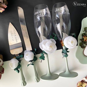 Bruiloftsglazen Set van 2 en taartsnijset Saliegroene bruiloft, gepersonaliseerd, champagneglazen en bruiloftsserveerset Gedroogde eucalyptus