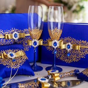 Champagne glasses Set of 2 Royal blue and gold wedding, Personalized, Wedding glasses Royal blue wedding, Wedding flutes Gold wedding