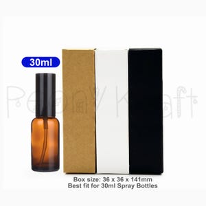 Può includere: Un flacone spray in vetro ambrato da 30 ml con tappo nero, accanto a tre scatole di cartone rettangolari marroni, bianche e nere. Il testo 30ml è visibile e la dimensione della scatola è stampata come 36 x 36 x 141mm, adatta per flaconi spray.