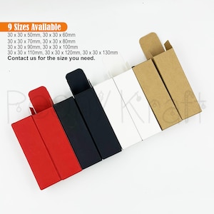 Op de afbeelding: Een verzameling rechthoekige kartonnen doosjes in rood, zwart, wit en bruin. De tekst luidt: 9 Sizes Available, 30 x 30 x 50mm, 30 x 30 x 60mm, 30 x 30 x 70mm, 30 x 30 x 80mm, 30 x 30 x 90mm, 30 x 30 x 100mm, 30 x 30 x 110mm, 30 x 30 x 120mm, 30 x 30 x 130mm.