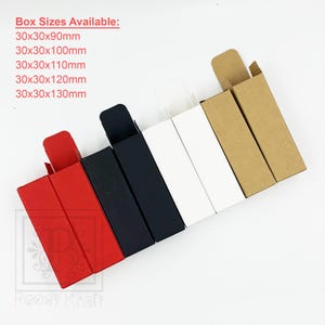 Könnte beinhalten: Fünf Pappkartons in verschiedenen Größen mit Klappen. Die Kartons sind rot, schwarz, weiß und braun. Die Kartons sind in einer Reihe vom größten zum kleinsten angeordnet. Der Text "Box Sizes Available:" befindet sich oben im Bild. Der Text "30x30x90mm", "30x30x100mm", "30x30x110mm", "30x30x120mm" und "30x30x130mm" ist unter dem Text "Box Sizes Available:" aufgelistet. Der Text "Peony Kraft" befindet sich unten im Bild.