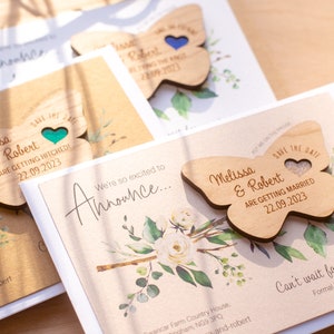 Schmetterling Save the Date Magnet, Luxus Save the Date Karten, einzigartige Save the Date Ideen, rustikale Save the Dates aus Holz, Frühling Sommer