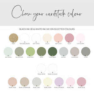 Pu&ograve; includere: Una tabella che mostra diversi colori di cartoncino per la cancelleria, con la possibilit&agrave; di inchiostro nero o bianco. I colori includono Kraft, Bianco testurizzato, Bianco opaco, Calico, Nude opaco, Blush, Rosa cotone, Crema menta, Salvia dolce, Rugiada, Muschio, Verde oliva, Sale marino, Fungo, Pietra, Bianco perla, Oro ghiaccio perla, Nude perla, Champagne perla, Grigio perla, Avorio perla, Lavanda perla, Rosa perla e Rosa perla.