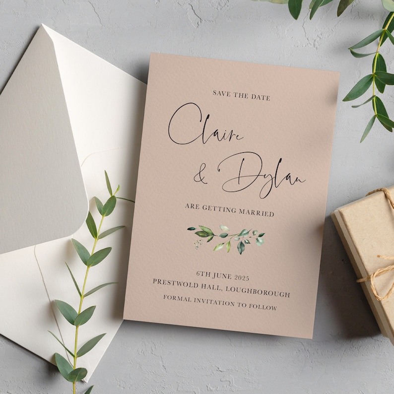 Pu&ograve; includere: Carta di salvataggio della data con sfondo rosato e illustrazione di fogliame verde. Il testo recita "Save the Date, Claire & Dylan si sposano, 6 giugno 2025, Prestwold Hall, Loughborough, Invito formale a seguire."