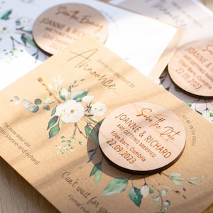 Hölzerne Save the Date Magneten, Luxusrunde Save the Dates mit Karten, einzigartige rustikale Hochzeitsideen, Holz Save the Dates, Floraler Frühlingssommer