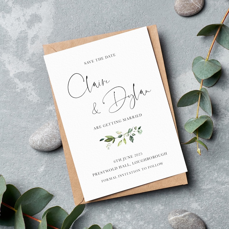 Pu&ograve; includere: Carta di salvataggio della data con sfondo bianco e illustrazione di fogliame verde. La carta recita "Save the Date, Claire & Dylan si sposano, 6 giugno 2025, Prestwold Hall, Loughborough, Invito formale a seguire."