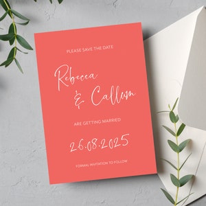 Koraal save the date kaart en envelop, Luxe save the dates, Koraalroze script save onze date gekleurde kaarten