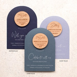 Cartes et aimants arqués pour "Retenez la date", Cartes de couleur bleu marine rustique moderne avec encre blanche, Retenez la date monochrome de luxe bleu foncé