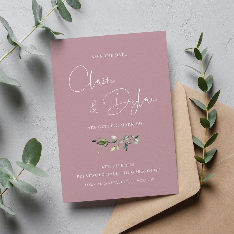 Pu&ograve; includere: Un biglietto salva la data color rosa polveroso con calligrafia bianca che annuncia il matrimonio di Claire e Dylan. Il biglietto presenta una piccola illustrazione floreale e la data, 6 giugno 2025, e la location, Prestwold Hall, Loughborough. Il testo "Invito formale a seguire" &egrave; incluso.