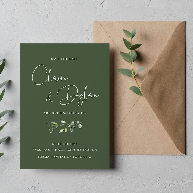 Pu&ograve; includere: Carta di salvataggio della data con sfondo verde e testo bianco. La carta dice "Save the Date" e presenta i nomi "Claire & Dylan" con un design floreale e la data "6 giugno 2025". La carta include anche la posizione "Prestwold Hall, Loughborough" e il testo "Formal Invitation to Follow".