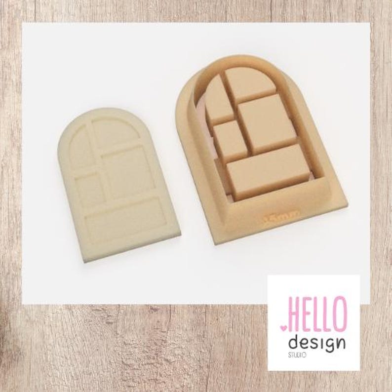 Puede incluir: Dos moldes artesanales beige en forma de ventana. Uno es una forma s&oacute;lida, el otro es un molde con un dise&ntilde;o de ventana. El molde mide 15 mm. El logotipo de Hello Design Studio est&aacute; en la esquina inferior derecha.