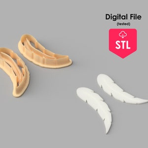 Könnte beinhalten: Zwei 3D-gedruckte Ausstecher in Form einer Feder. Die Ausstecher sind beige und werden neben zwei weißen 3D-gedruckten Federn gezeigt.